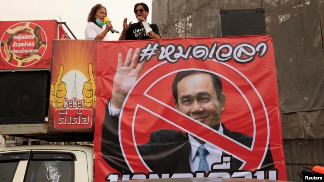 Protesters demonstrate after the Constitutional Court suspended Prime Minister Prayuth Chan-ocha from official duties to review his legally mandated eight-year term limit, in Bangkok, Thailand August 24, 2022. (REUTERS/Soe Zeya Tun)