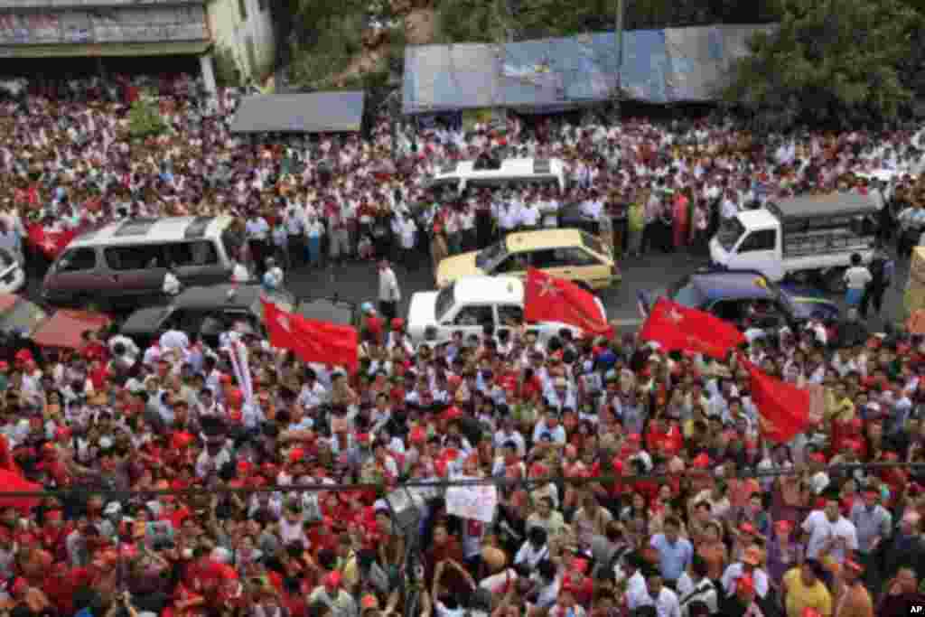 4月1日在仰光缅甸全国民主联盟的总部前，选举结果在屏幕上显示出来时，昂山素季的支持者们欢欣鼓舞