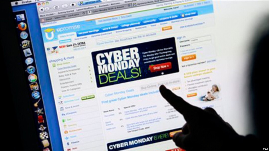 Seorang perempuan di California tengah berbelanja saat Cyber Monday, Senin pertama setelah hari raya Thanksgiving di Amerika.