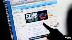 Seorang perempuan di California tengah berbelanja saat Cyber Monday, Senin pertama setelah hari raya Thanksgiving di Amerika.