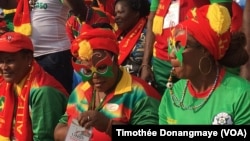 Des fans burkinabé avant le match Burkina-Tunisie des quarts de finale de la CAN 2017 au stade de l’Amitié, à Libreville, Gabon, 28 janvier 2017. (VOA/Timothée Donangmaye)