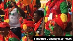 Des fans burkinabé avant le match Burkina-Tunisie des quarts de finale de la CAN 2017 au stade de l’Amitié, à Libreville, Gabon, 28 janvier 2017. (VOA/Timothée Donangmaye)