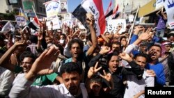 Anti-Houthi protesters shout slogans to commemorate the fourth anniversary of the uprising that toppled former president Ali Abdullah Saleh, in Yemen's southwestern city of Taiz, Feb. 11, 2015.