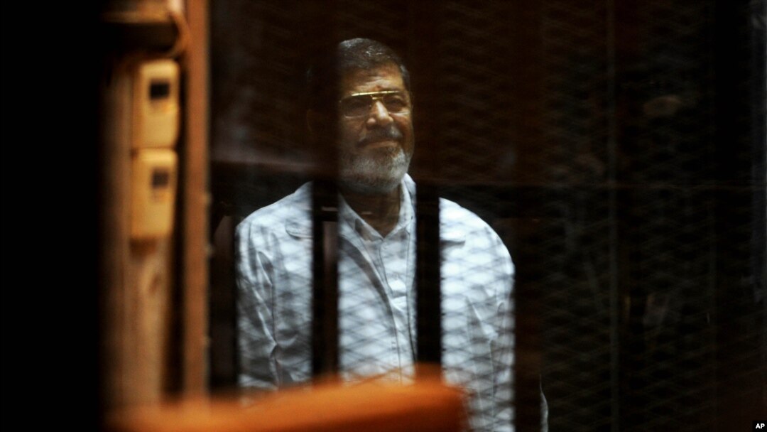 Mantan presiden Mesir, Mohamed Morsi, dalam persidangan di Kairo, April 2014. (AP/Ahmed Omar)
