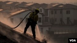 یک آتش نشان در تلاش برای فرونشاندن آتش سوزی موسوم به «سیلورادو فایر» در ارواین در ایالت کالیفرنیا. ۲۶ اکتبر ۲۰۲۰