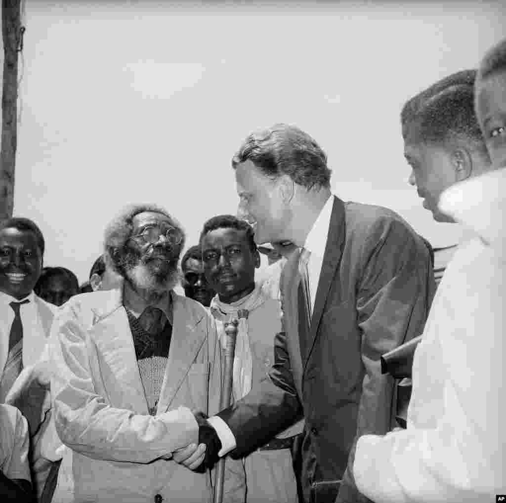 L'évangéliste Billy Graham est accueilli par un prédicateur âgé, Samson Chaguraga, à Moshi, au Tanganyika, en Afrique de l'Est britannique, le 28 février 1960.