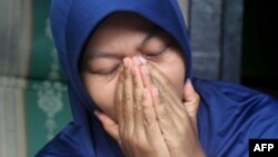 Reaksi Baiq Nuril Maknun, yang mengungkap pelecehan seksual atasannya, saat dijatuhi hukuman penjara karena dianggap melanggar UU ITE, di Mataram, Lombok, 16 November 2018