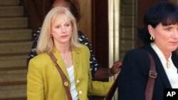 Sondra Locke, left, leaves court in Burbank, Calif., with her attorney Peggy Garrity, Sept. 11, 1996, after opening statements in a civil suit against Locke's former live-in boyfriend, Clint Eastwood.