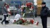 Ljudi polažu cvijeće na improvizirani spomenik žrtvama pucnjave kod koncertne dvorani u blizini Moskve