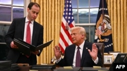 US President Donald Trump speaks to journalists as he signs executive orders in the Oval Office of the WHite House in Washington, DC, on January 20, 2025. (Photo by Jim WATSON / POOL / AFP)