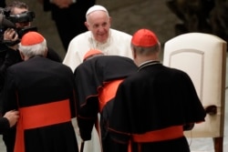 Paus Francis menyapa para kardinal di Aula Paul VI di Vatikan setelah audiensi dengan para siswa dan guru dari Universitas Katolik LUMSA, 14 November 2019. (Foto: AP)