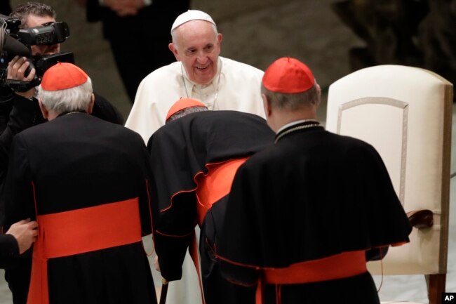 Paus Francis menyapa para kardinal di Aula Paul VI di Vatikan setelah audiensi dengan para siswa dan guru dari Universitas Katolik LUMSA, 14 November 2019. (Foto: AP)