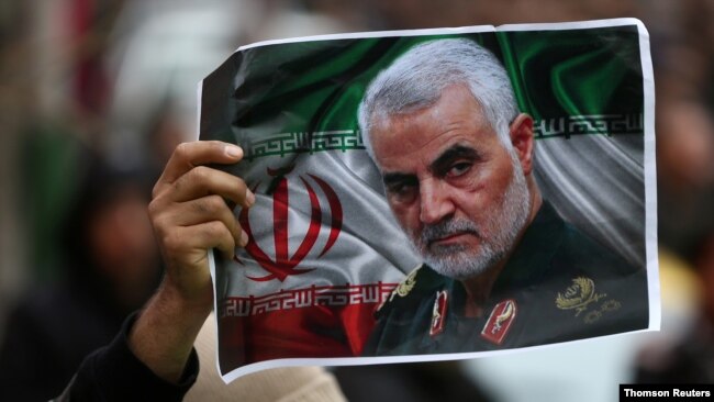 Seorang demonstran membawa potret Jenderal Qassem Soleimani dalam aksi protes di Teheran (foto: dok).