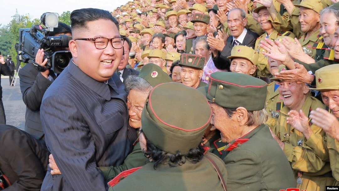 Nhà lãnh đạo Triều Tiên Kim Jong Un tiếp xúc các cựu chiến binh. Ảnh do Thông tấn xã Trung ương Triều Tiên đăng ngày 27/7/2018.