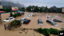 Mobil-mobil di sebuah hotel resor terendam banjir akibat Sungai Kosi meluap yang dipicu hujan lebat di Taman Nasional Jim Corbett di Uttarakhand, India, Selasa, 19 Oktober 2021. (AP Photo/Mustafa Quraishi)