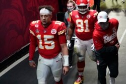El mariscal de campo de Kansas City Chiefs Patrick Mahomes (15) camina hacia el vestuario después del partido de fútbol americano del Super Bowl 55 de la NFL contra Tampa Bay Buccaneers el domingo 7 de febrero de 2021 en Tampa, Florida, EE.UU.