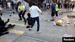 হংকং 'এ প্রতিবাদকারীর দিকে বন্দুক তাক করেছে পুলিশ
ফাই ছবি ( রয়টার) 