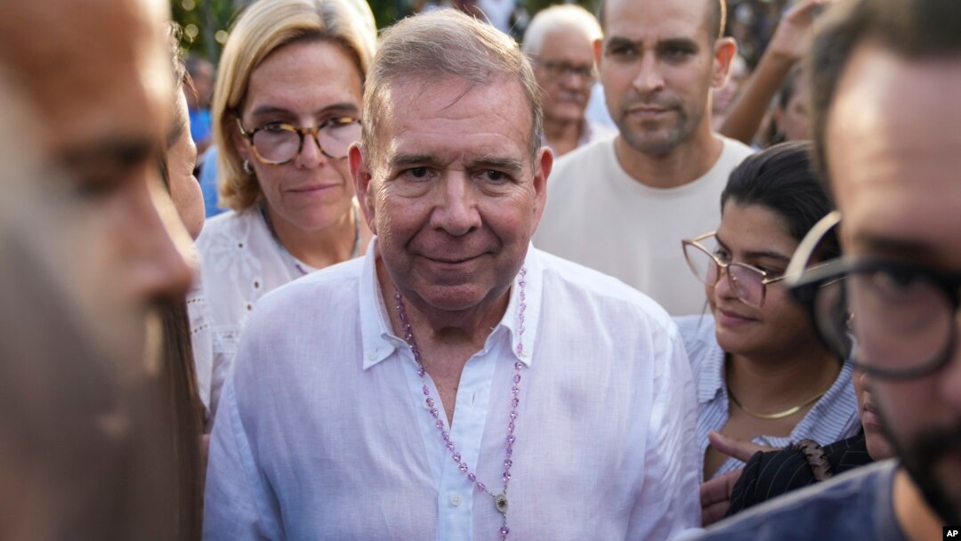 Pemimpin oposisi Venezuela Edmundo Gonzalez bersama para pendukungnya di Caracas (foto: dok). 