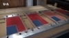 Ветераны армии США производят деревянные американские флаги