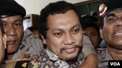 Gayus Tambunan, terdakwa kasus korupsi mafia pajak saat menghadiri sidang vonis penjatuhan hukumannya (foto: dok). Kebijakan pemberian remisi oleh pemerintah dinilai menguntungkan para koruptor.