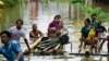 Warga yang terdampak banjir menggunakan rakit bambu saat mereka pindah ke dataran tinggi di Taungoo, wilayah Bago, Myanmar pada 14 September 2024, menyusul hujan lebat setelah Topan Yagi. (Foto: AFP)