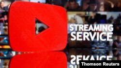 Un logotipo de Youtube impreso en 3D se puede ver frente a las palabras "Servicio de transmisión" en esta ilustración.