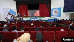 Des cinéphiles assistent à un festival de cinéma qui se tient au Théâtre national nouvellement reconstruit dans la capitale de Mogadiscio, en Somalie, le 22 septembre 2021. 