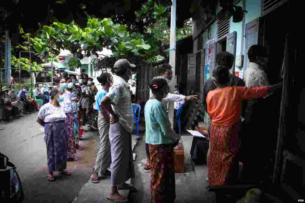 စစ်ကိုင်းမြို့တွင် အသက် ၆၀ အထက် လူကြီးများ မဲပေးကြသည့်မြင်ကွင်း။ (အောက်တိုဘာ ၂၉၊ ၂၀၂၀)