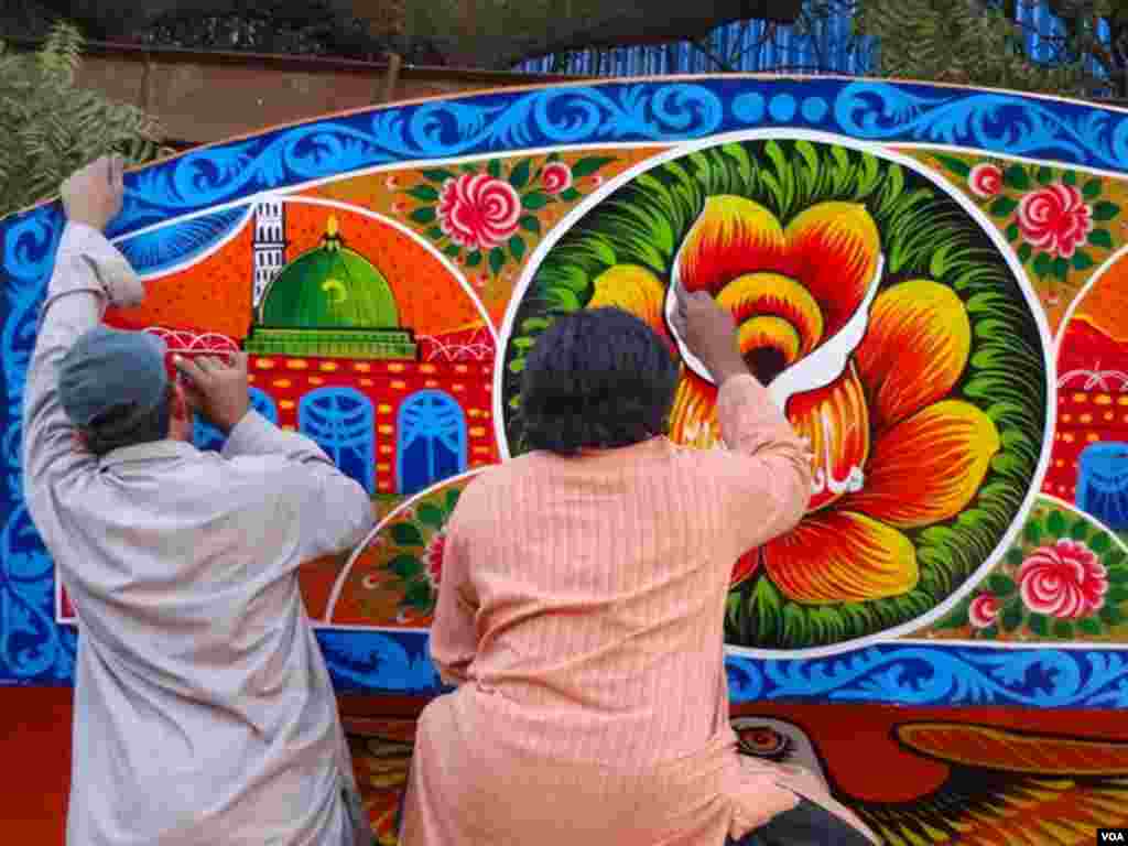 کراچی: ٹرک آرٹسٹ ہیوی لوڈر ٹرک کے اوپری سطح پر نقش و نگار بنا رہے ہیں