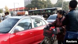 太原爆炸案發生後，人們在中共山西省委大樓現場附近旁觀。（2013年11月6日）