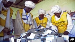 Les membres de la Commission du référendum du Sud-Soudan se préparant au décompte des suffrages, le 16 janvier 2011