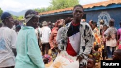 Orang-orang membawa kantung beras dari Program Pangan Sedunia (WFP) di sebuah pusat distribute bantuan di Freetown, Sierra Leone (Foto: dok).