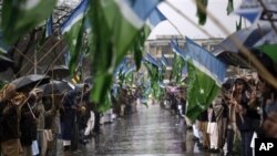 Para pendukung Jamaat-e-Islami mengumandangkan doa bersama dalam peringatan hari solidaritas Kashmir di Islamabad, Pakistan, 5 Februari 2013. (AP Photo/Muhammed Muheisen). 