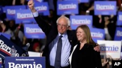 Senator Bernie Sanders (kiri) dan istrinya Jane O'Meara Sanders, menyapa para pendukungnya di kampanye pilpres 2020, di Navy Pier, Chicago, 3 Maret 2019.