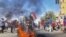 Para warga Sudan turun ke jalan dan membakar ban dalam aksi protes menentang kudeta militer yang terjadi di negara tersebut. Aksi tersebut berlangsung di Khartoum, pada 9 Januari 2022. (Foto: AFP) 