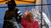 Anciana activista de DDHH en Bolivia abandona protesta en la calle tras 52 días