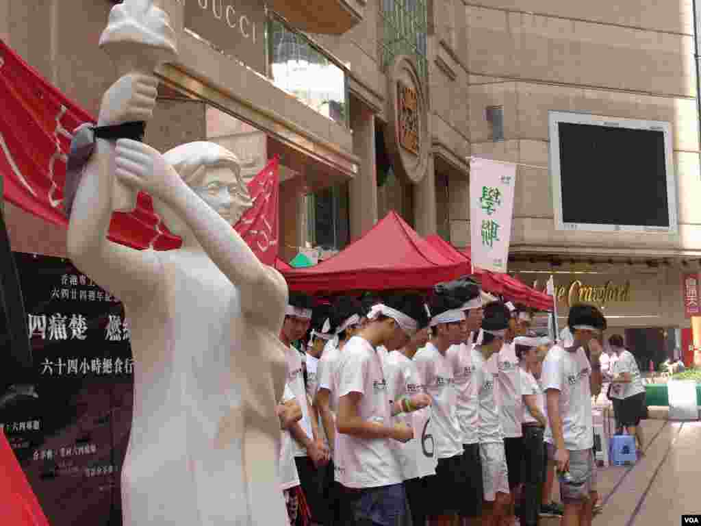 香港学联成员在铜锣湾时代广场完成“八九六四”绝食（美国之音海彦拍摄） 