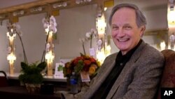 El actor Alan Alda reveló que padece el Mal de Parkinson. En entrevista con CBS, dice que fue diagnosticado hace tres años y medio.