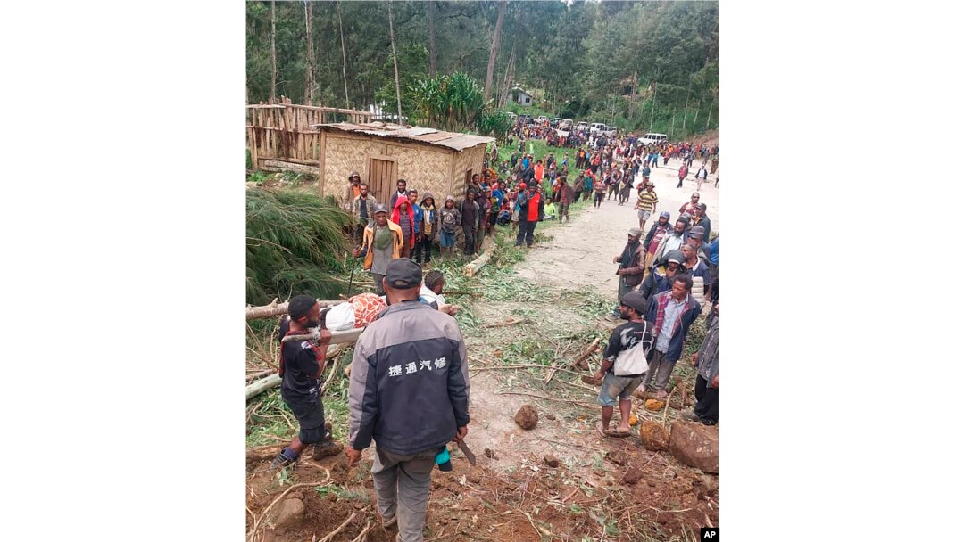 Foto yang dirilis oleh Organisasi Internasional untuk Migrasi (IOM) tampak seorang warga yang terluka akibat tanah longsor sedang ditandu untuk mendapat perawatan, di desa Yambali, Papua New Guinea, Jumat, 24 Mei 2024. (Foto: Benjamin Sipa/IOM via AP)