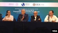 El canciller mexicano, Luis Videgaray (extremo derecho), dijo más tarde en una conferencia de prensa que "todos los escenarios están abiertos (...) vamos a evaluar todas las opciones y vamos a actuar en consecuencia". [Foto: Mizi Macías, VOA].