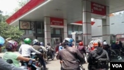 Para pengguna sepeda motor mengantri di sebuah SPBU di kota Bandung untuk membeli BBM jenis premium (foto: dok). 