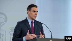 Perdana Menteri Spanyol Pedro Sanchez dalam konferensi pers di Istana Moncloa di Madrid, 28 April 2020. (Foto: AFP)