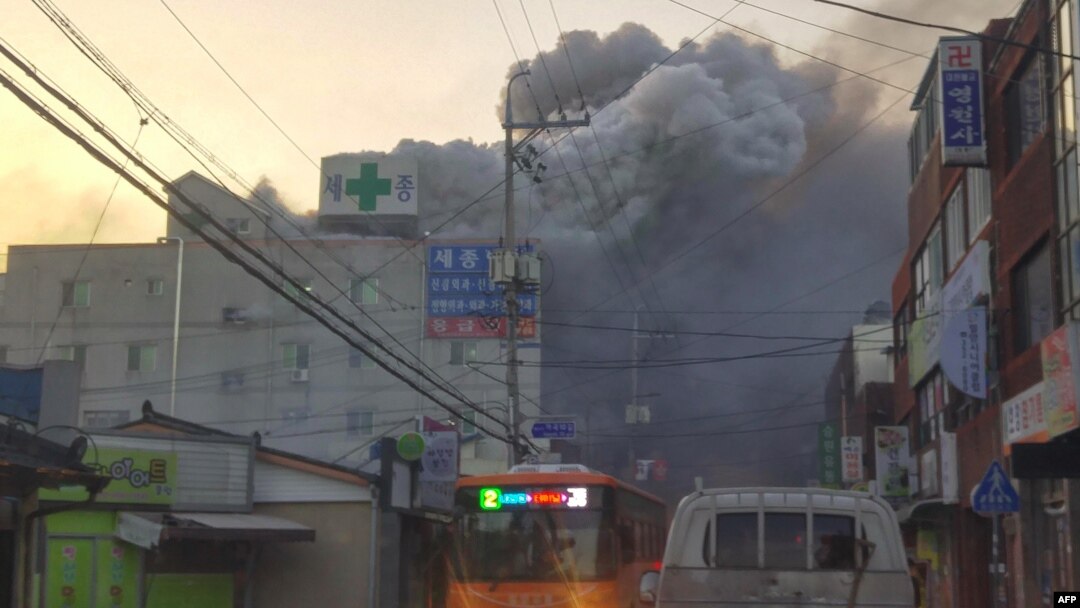Asap pekat membumbung ke udara dari api kebakaran di sebuah rumah sakit, di Miryang, Korea Selatan, 26 Januari 2018.