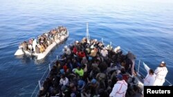 Migran terlihat di sebuah sampan karet saat mereka diselamatkan oleh penjaga pantai Libya di Laut Mediterania, lepas pantai Libya, 15 Januari 2018. (Foto: dok).