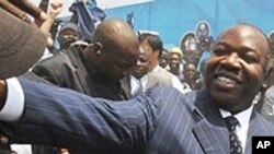 阿里.邦戈在宣布当选总统后向支持者致意