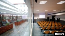 El profesor de química, Luca De Gioia, graba su cátedra en un aula vacía, para poder enviarla por internet a sus estudiantes de la Universidad de Bicocca, en Milán. La restricciones adoptadas en el norte del país se han extendido ahora a toda la república. Foto Reuters