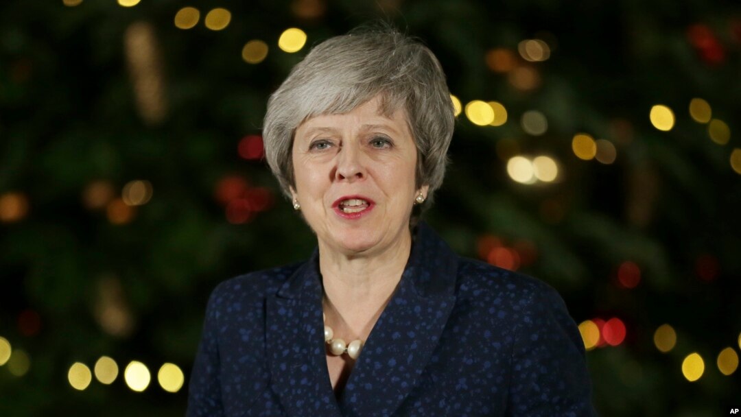 PM Inggris, Theresa May, mengeluarkan sebuah pernyataan di luar kantornya di 10 Downing Street, London, Rabu, 12 Desember 2018 (foto: AP Photo/Tim Ireland)