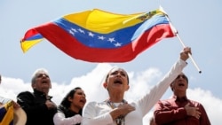 Pemimpin oposisi Venezuela Maria Corina Machado melambaikan bendera Venezuela dalam demonstrasi memprotes hasil pilpres yang memenangkan petahana Presiden Nicolas Maduro, di Caracas, Venezuela, 17 Agustus 2024. (Foto: Cristian Hernandez/AP Photo)