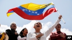 ARCHIVO - La dirigente opositora venezolana María Corina Machado canta el himno de su país durante una protesta en Caracas, el 17 de agosto de 2024.