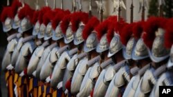 Pasukan Pengaman Paus yang dikenal dengan nama Swiss Guards berbaris di lapangan St. Damaso dalam upacara pengangkatan mereka di Vatikan pada 6 Mei 2021 (Foto: AP/Andrew Medichini)